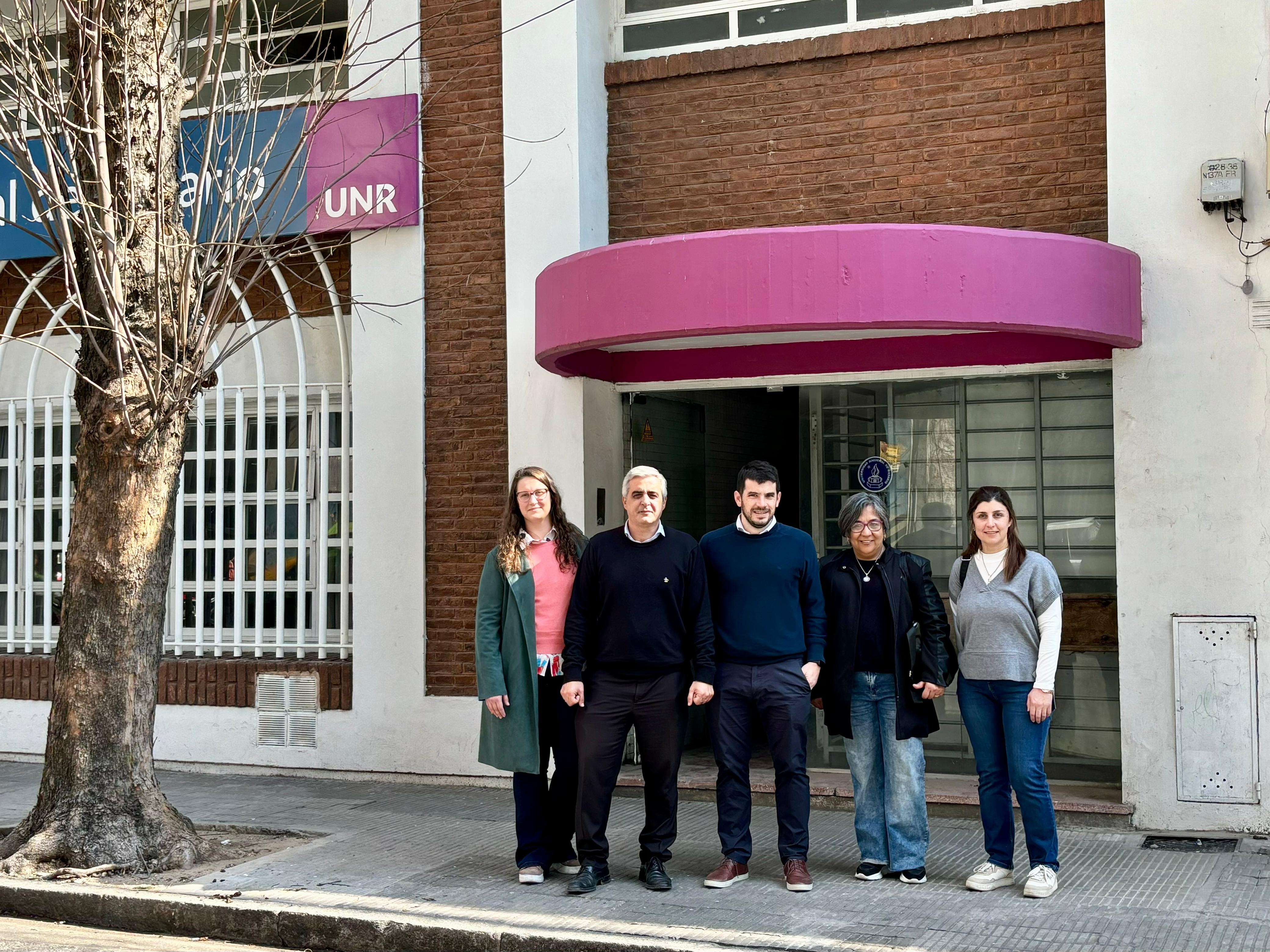 Chiarella, junto al rector de la UNR y funcionarios venadenses, frente al edificio de Moreno al 400 donde funcionará la nueva residencia. Foto: MVT