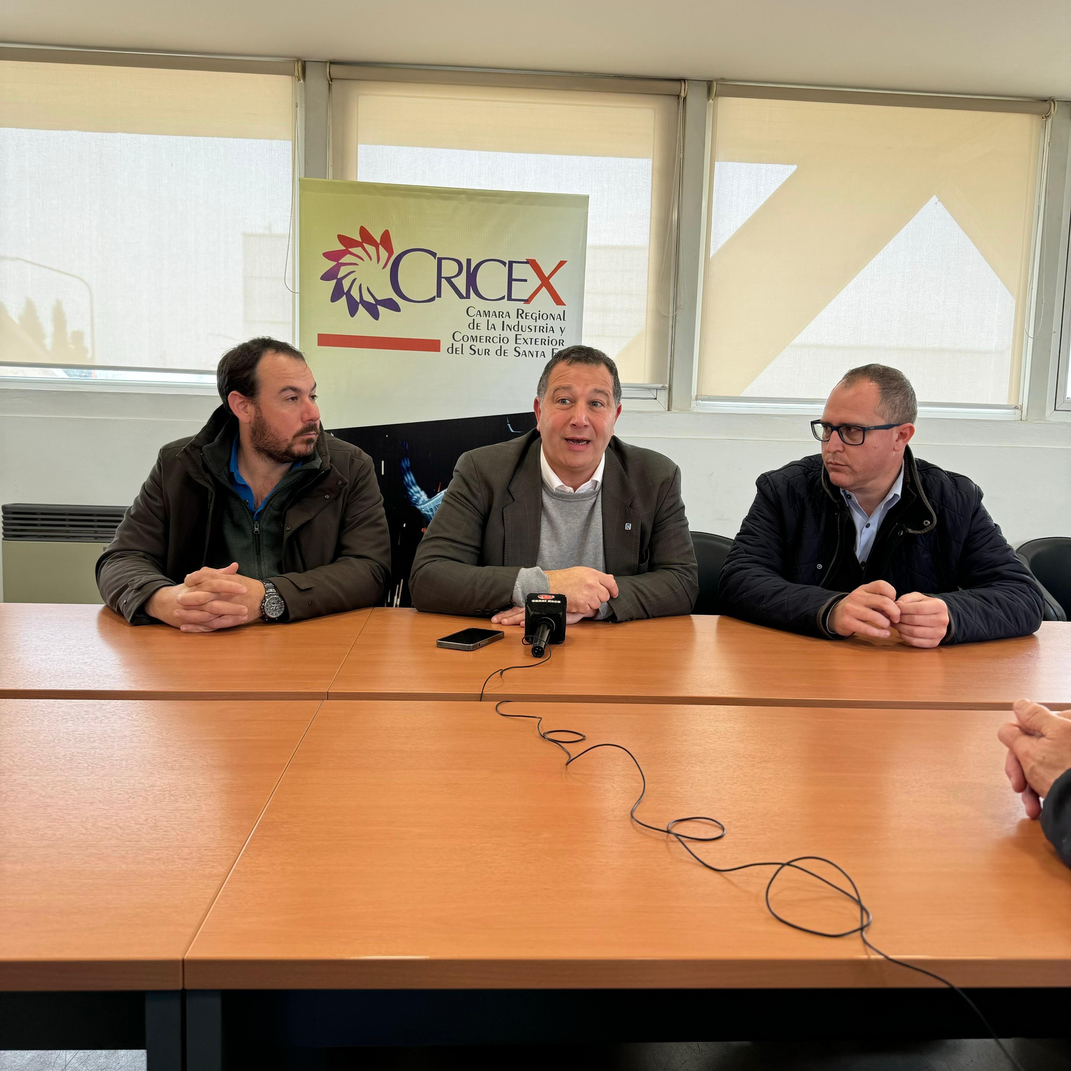 Santiago Aloisi, Elio del Re y Juan Fernando Torresi, en el Parque Industrial venadense.