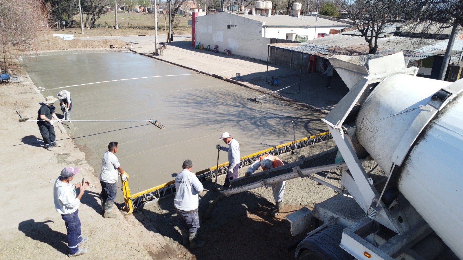 Trabajo de pavimentación en calle Pinto Lucero.