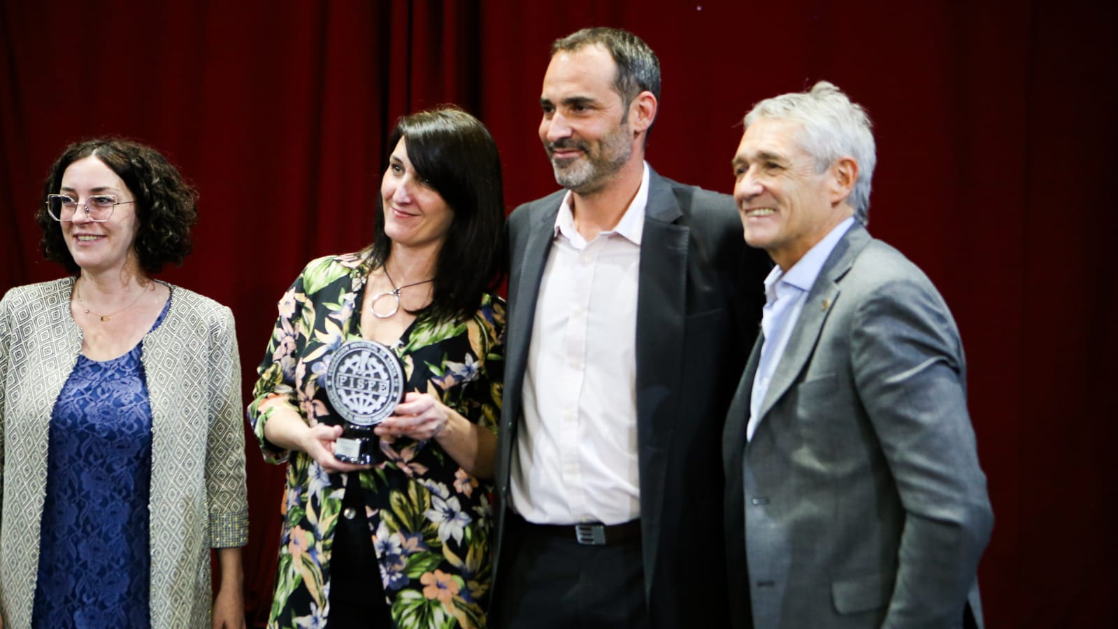 Mónica Calderone y Leonardo Grendene, flanqueados por directivos de la Fisfe.