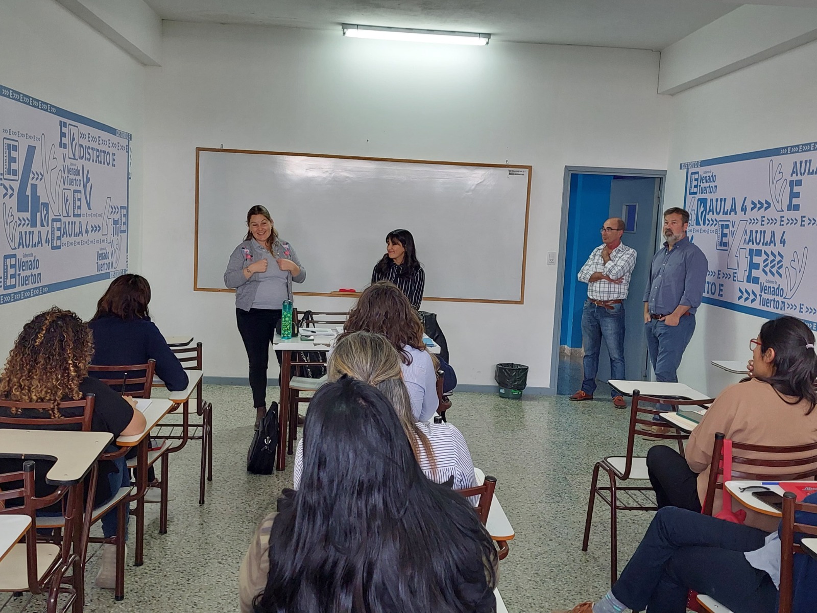 Instructores y personal municipal en Distrito E.