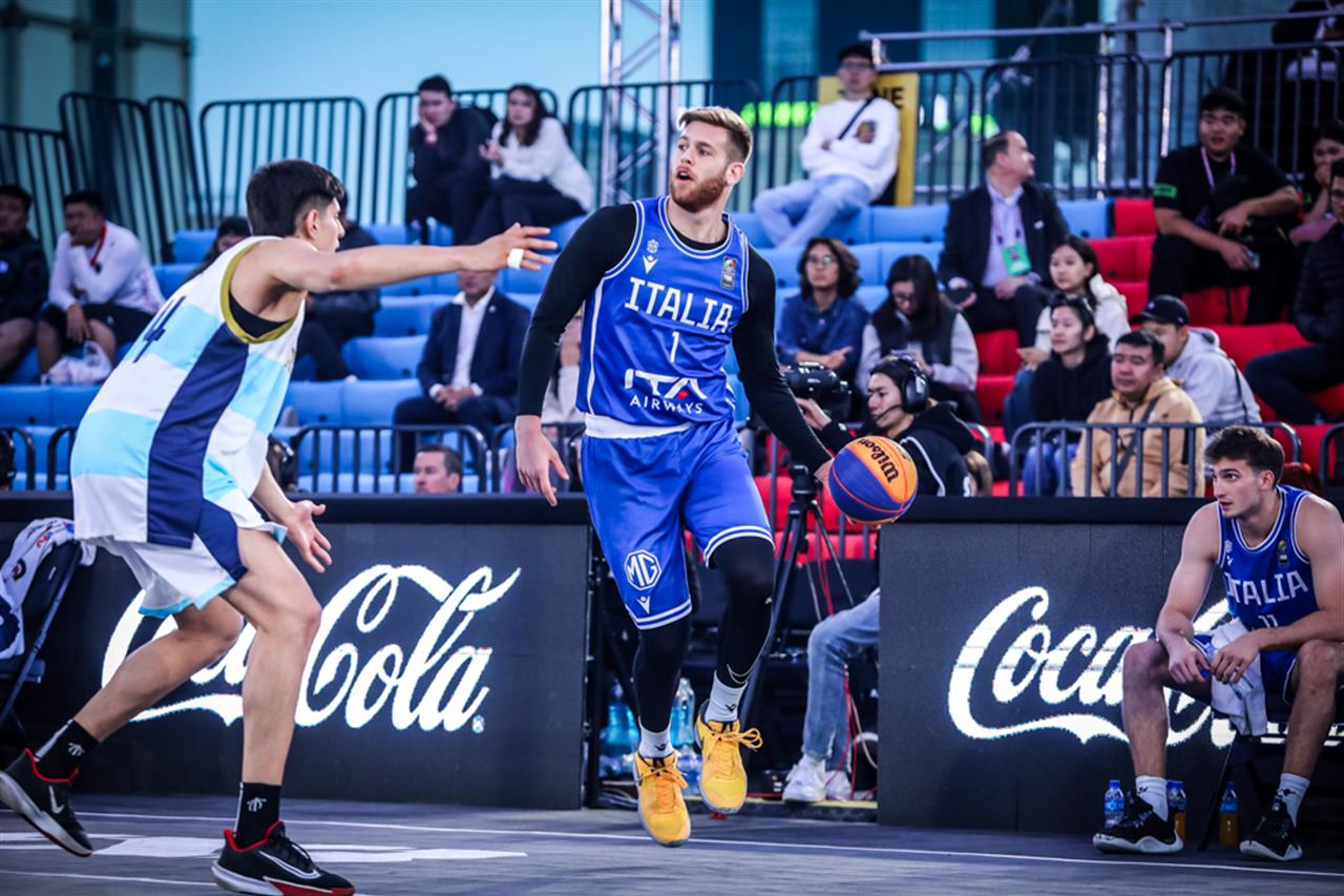 El jugador del Deportivo Atenas de Venado Tuerto jugando su primer mundial. Foto: FIBA 3x3