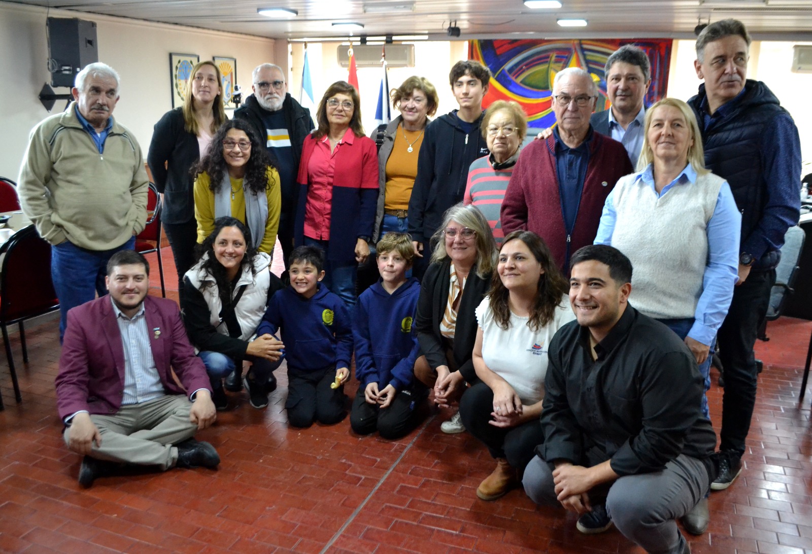 Concejales con familiares, amigos y colegas de Daniel Bardavid.