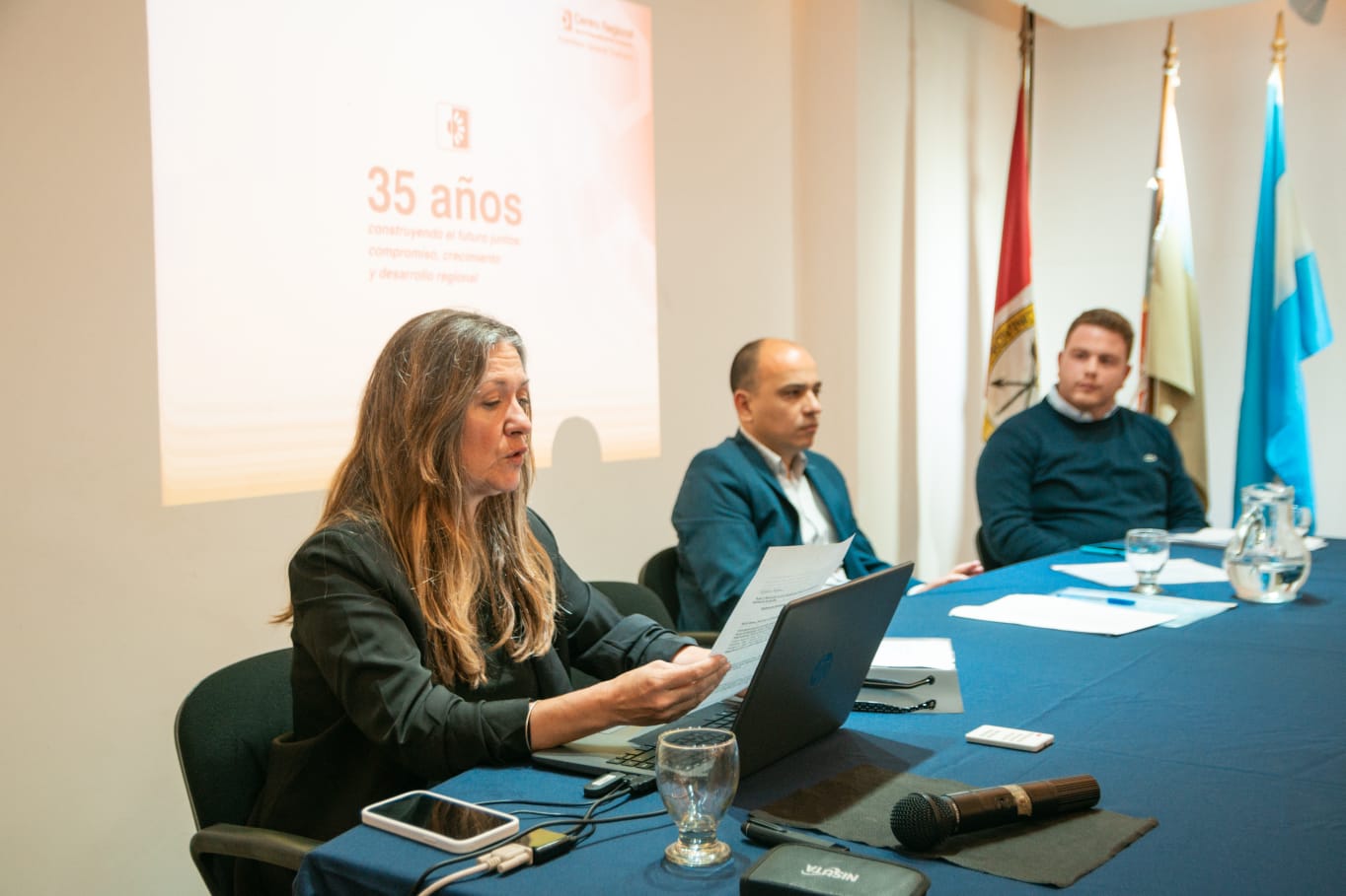 Marcela De las Heras, Alejandro Faber y Enrique Cavallero, en la asamblea del CRD.