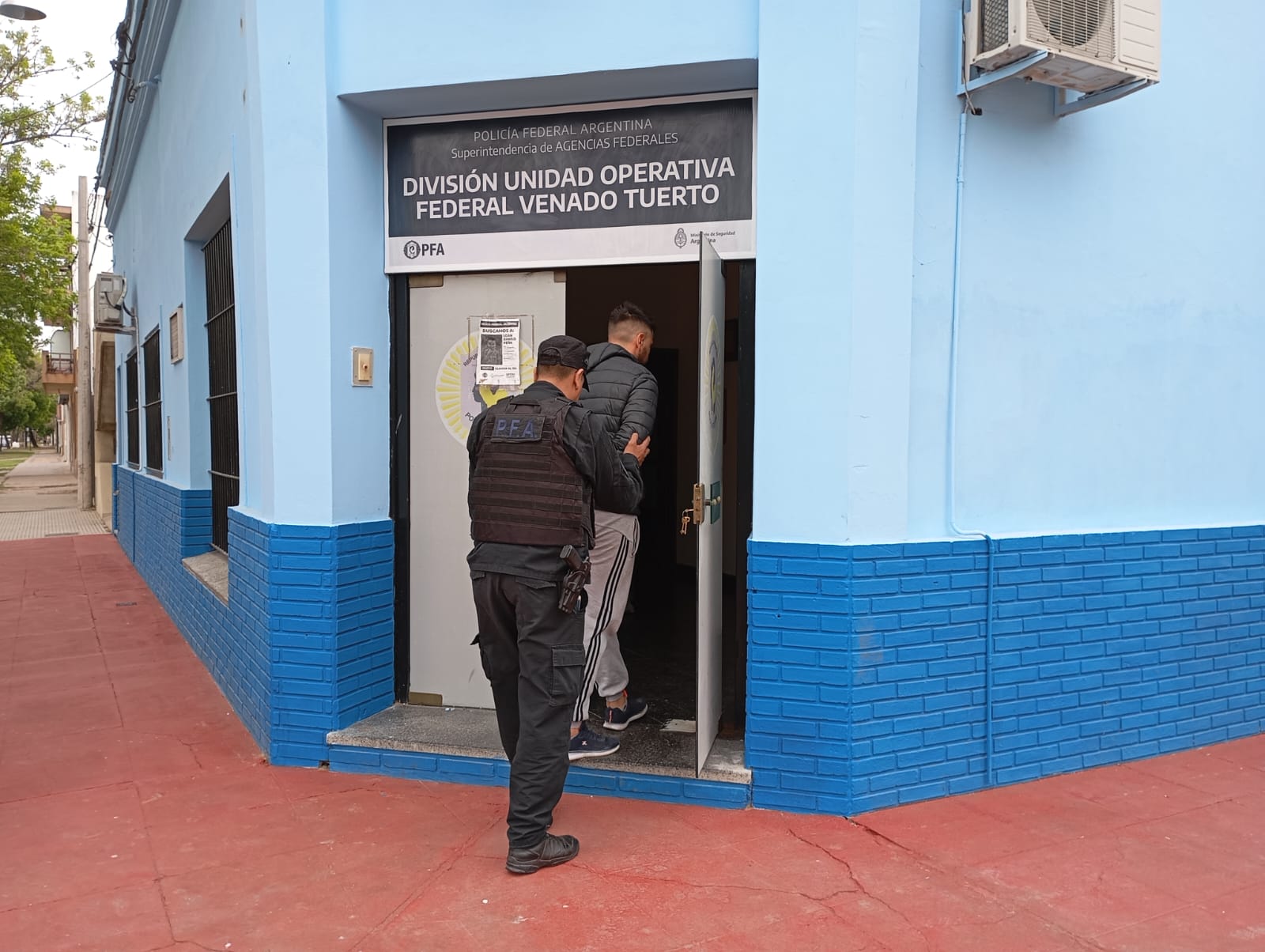 Momento en que el detenido ingresa a la dependencia policial.