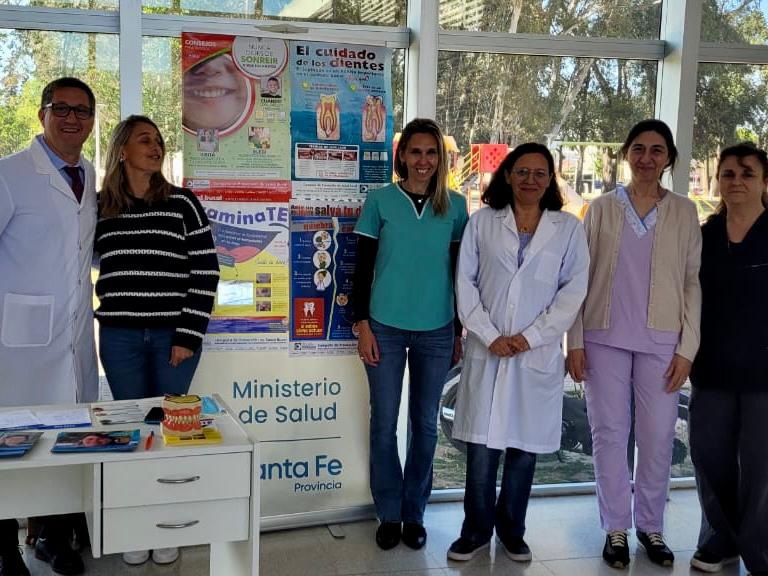 Profesionales de la odontología junto al director del Hospital Gutiérrez, Juan Ferrer.