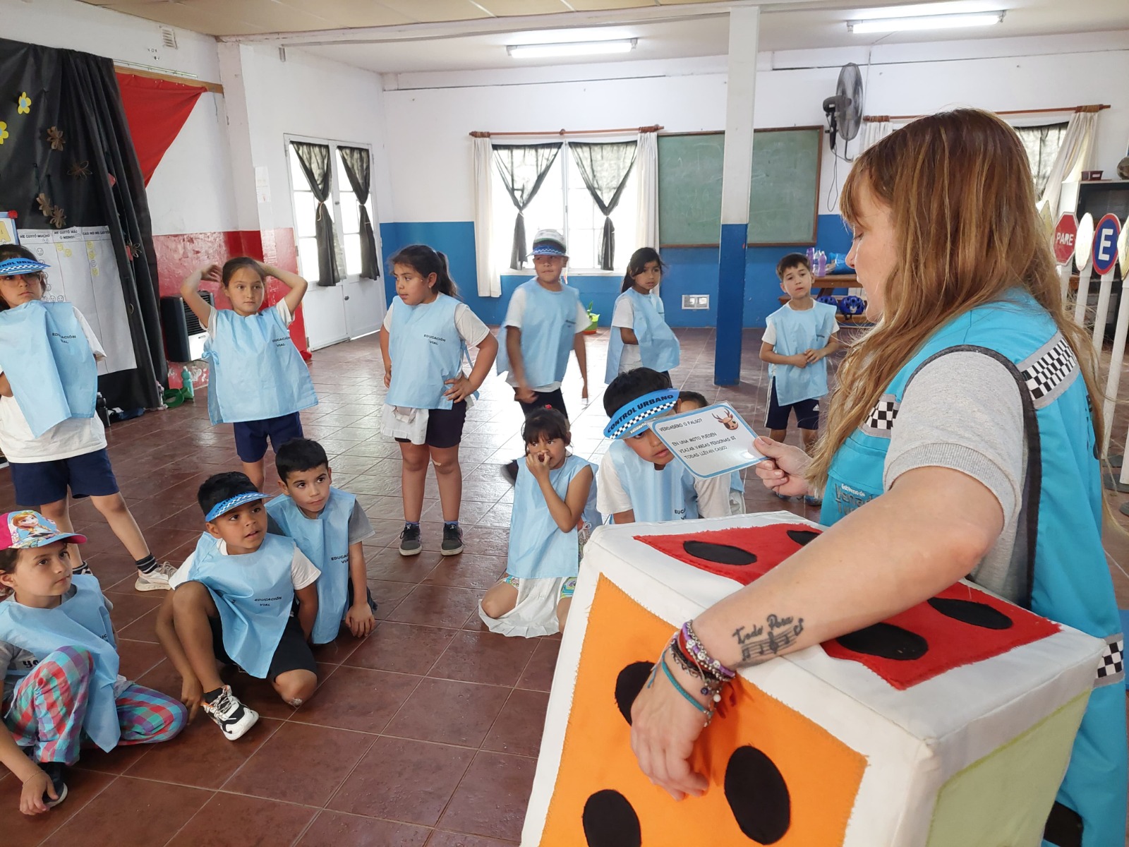 Los niños siguieron con atención cada una de las instrucciones.