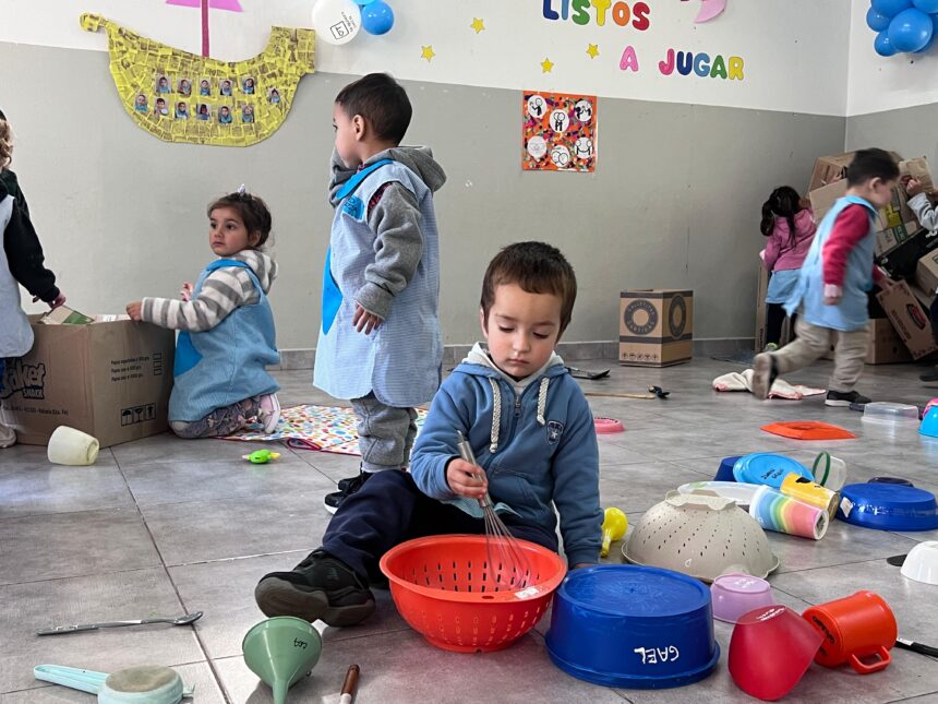 La ciudad cuenta con ocho jardines materno-infantiles con salas de 1, 2 y 3 años y con turnos mañana, tarde y noche.