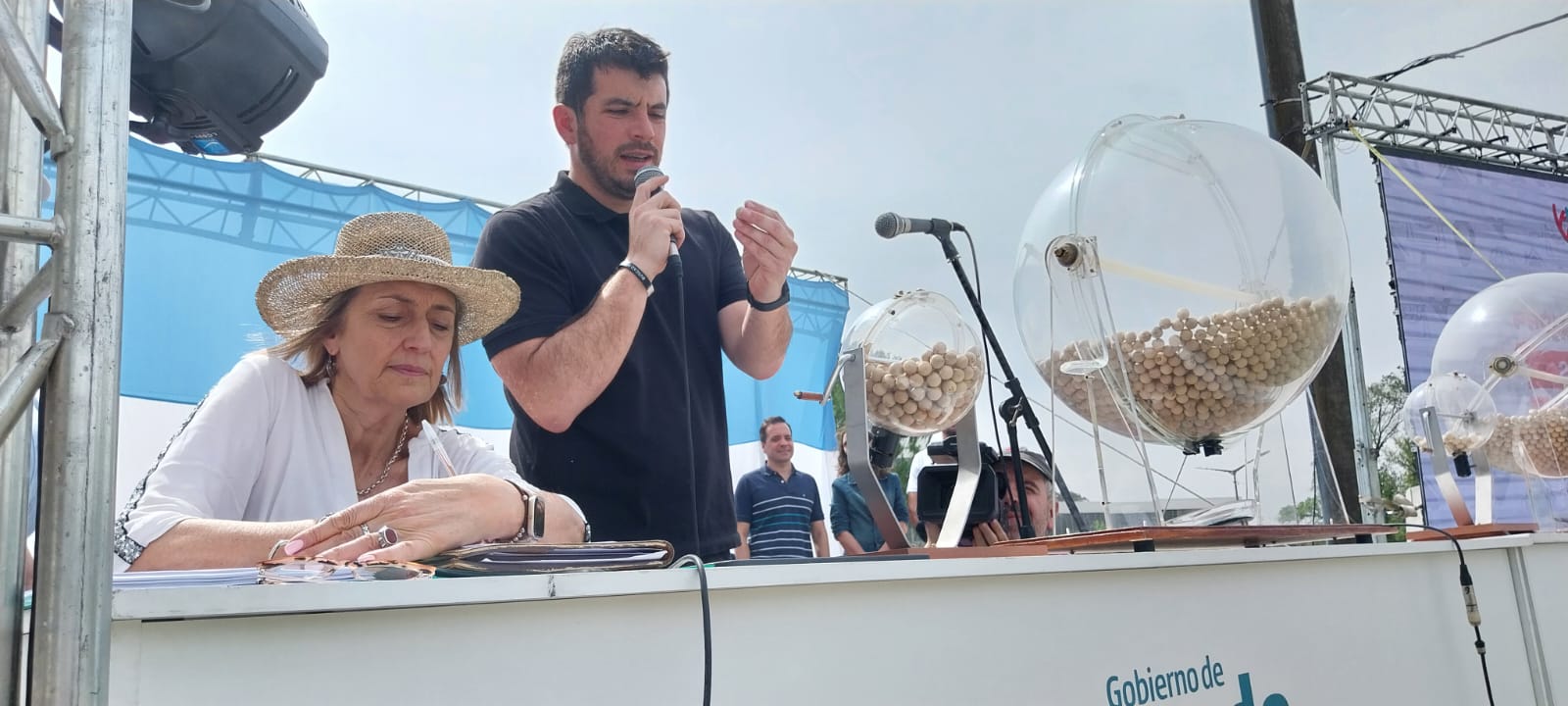 Chiarella y la primera bolilla del sorteo, que favoreció a Jesús Nazareno Reyes. Foto: Sur24