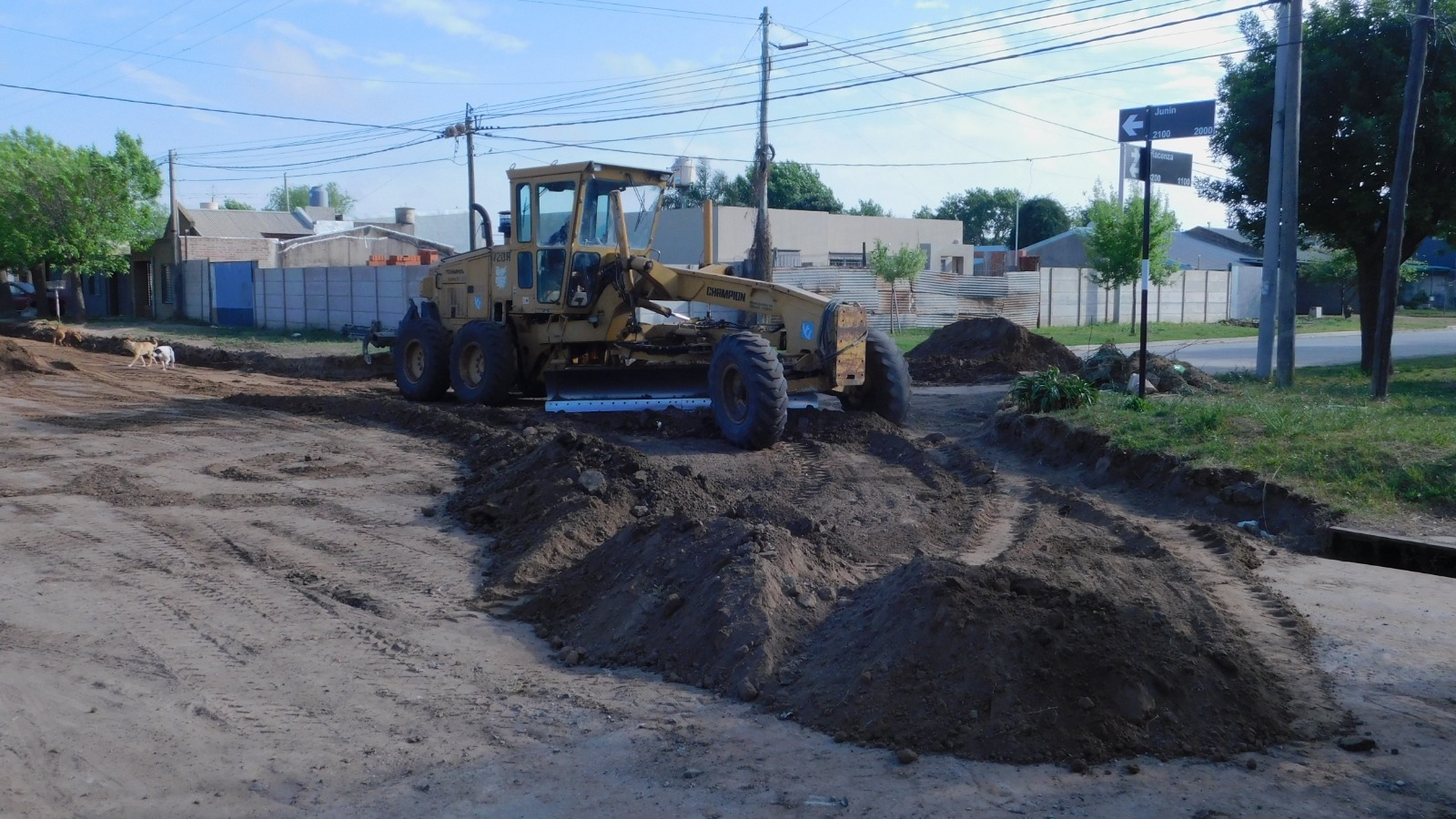 Las máquinas preparan la base para la próxima pavimentación.