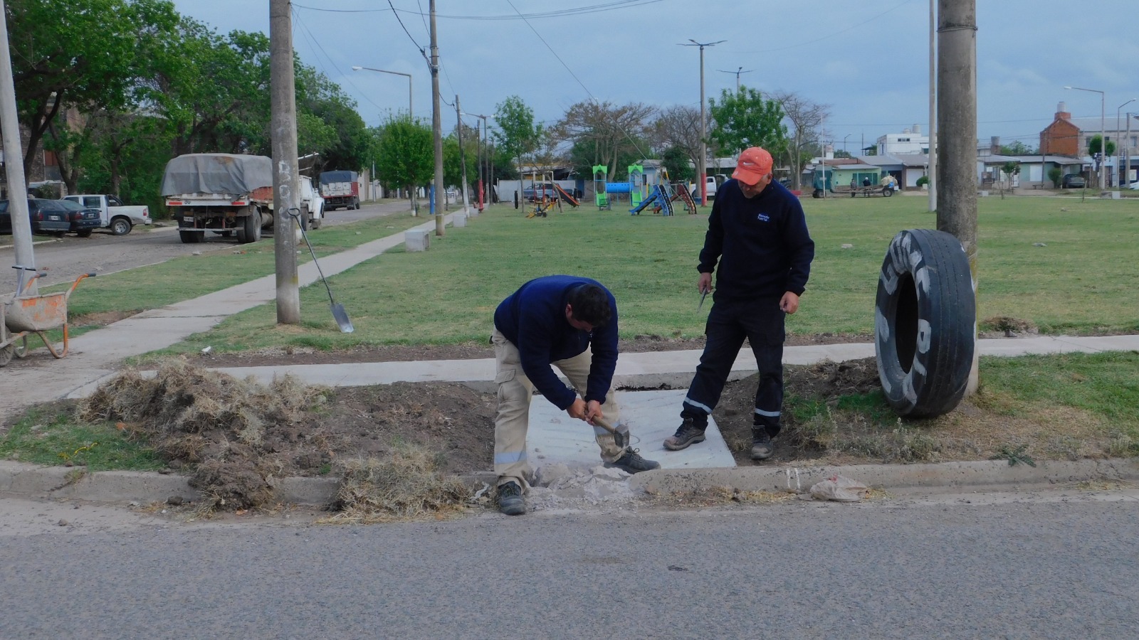 Cuadrillas municipales trabajando en la ejecución de las rampas.