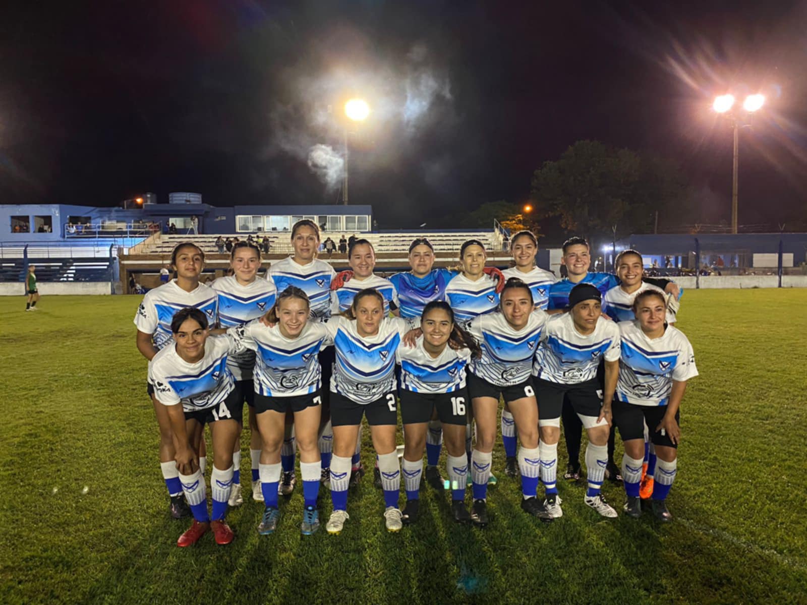 Las chicas de la V Azulada golearon a San Jorge y quedaron con un pie en la final. Foto: Delfina Domínguez.